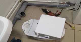 Установка напольного унитаза в Черняховске: монтаж под ключ от СантехДомЧрх от 5289 рублей.